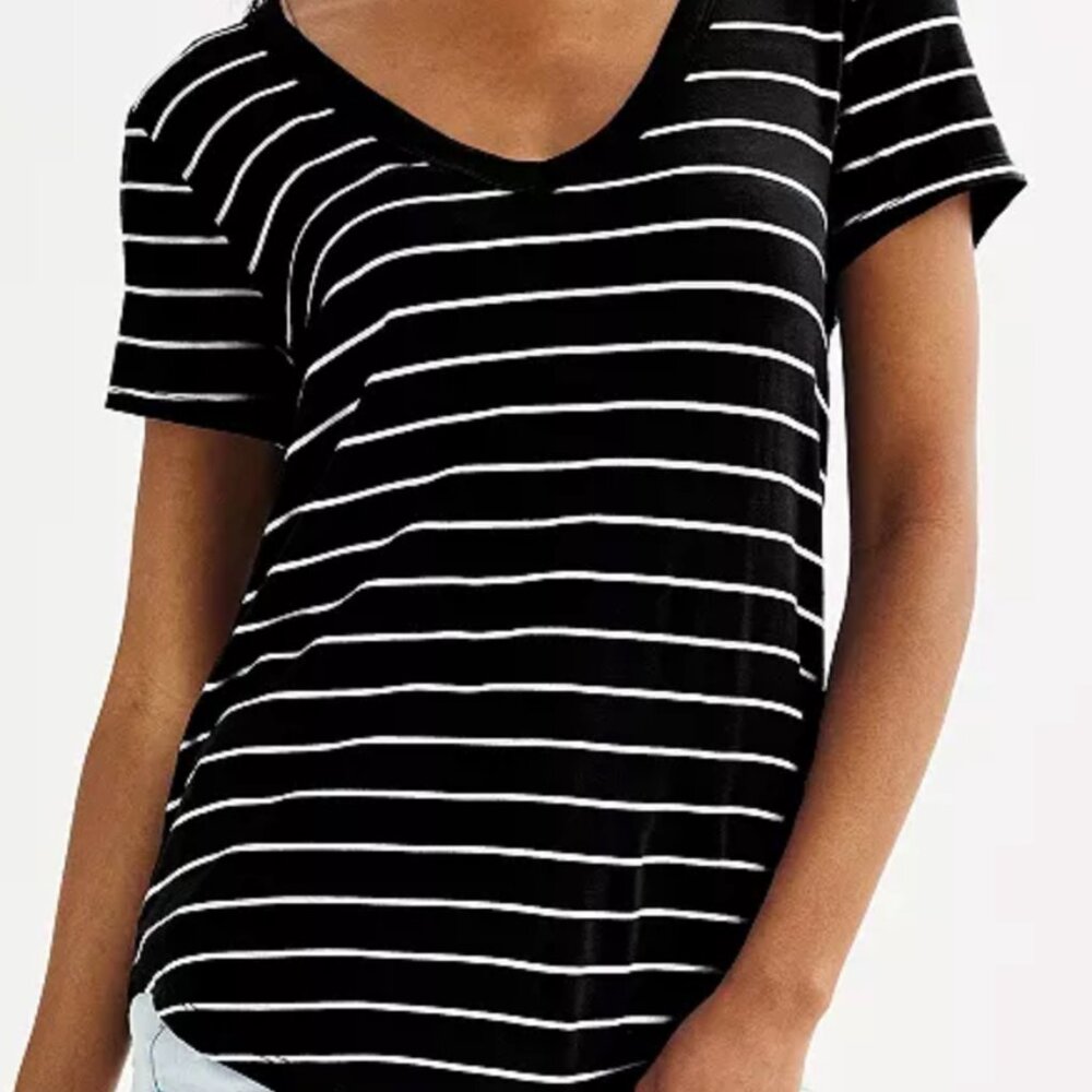 Juniors' SO® Short Sleeve V-Neck Tee